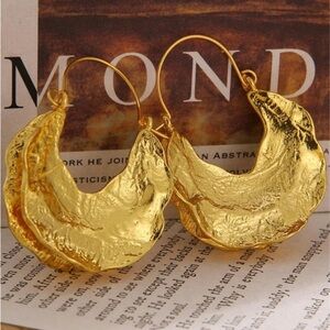 Elegant gold tone fashion earrings